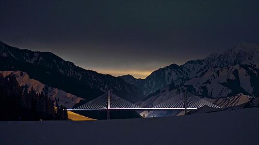 新疆果子沟大桥夜景视频的预览图