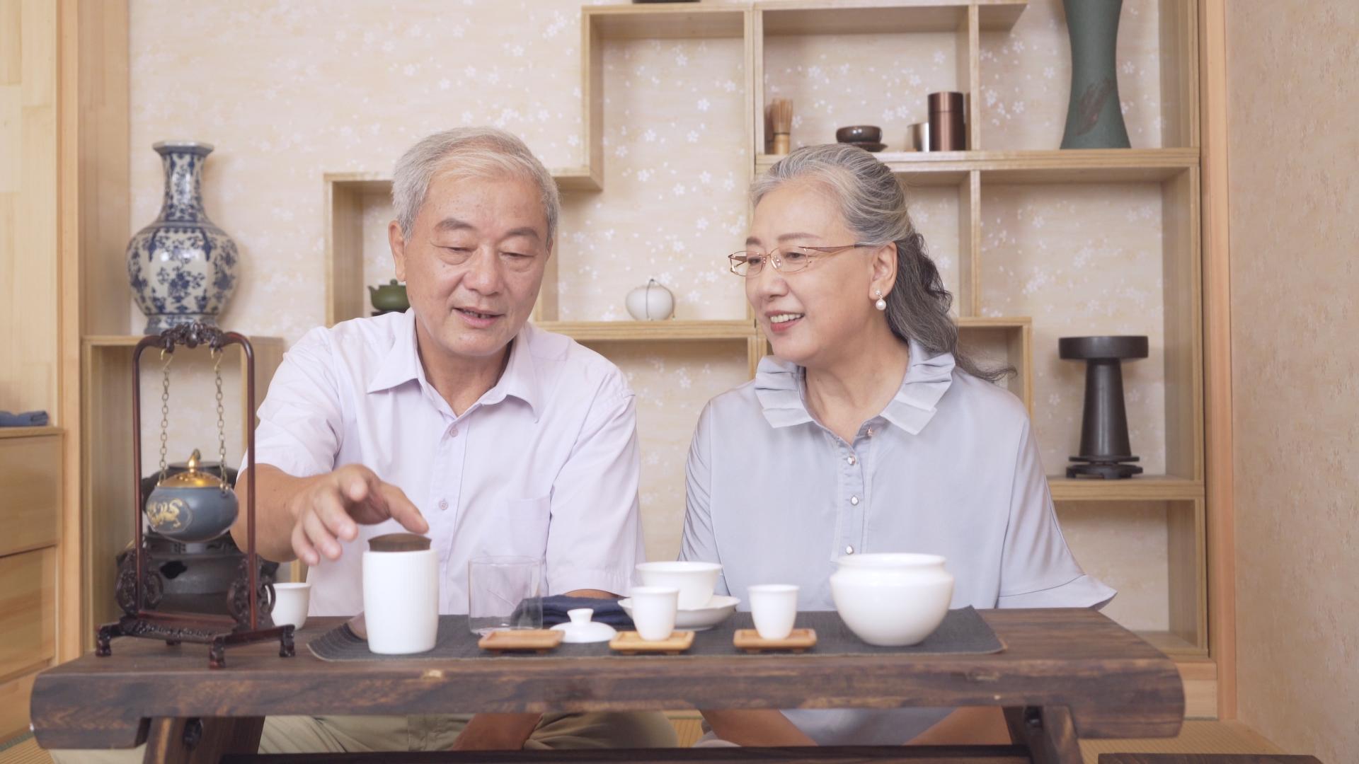 4K老年男性往杯子里倒茶视频的预览图
