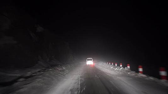 雪天夜路下驾驶山路的第一视角视频的预览图