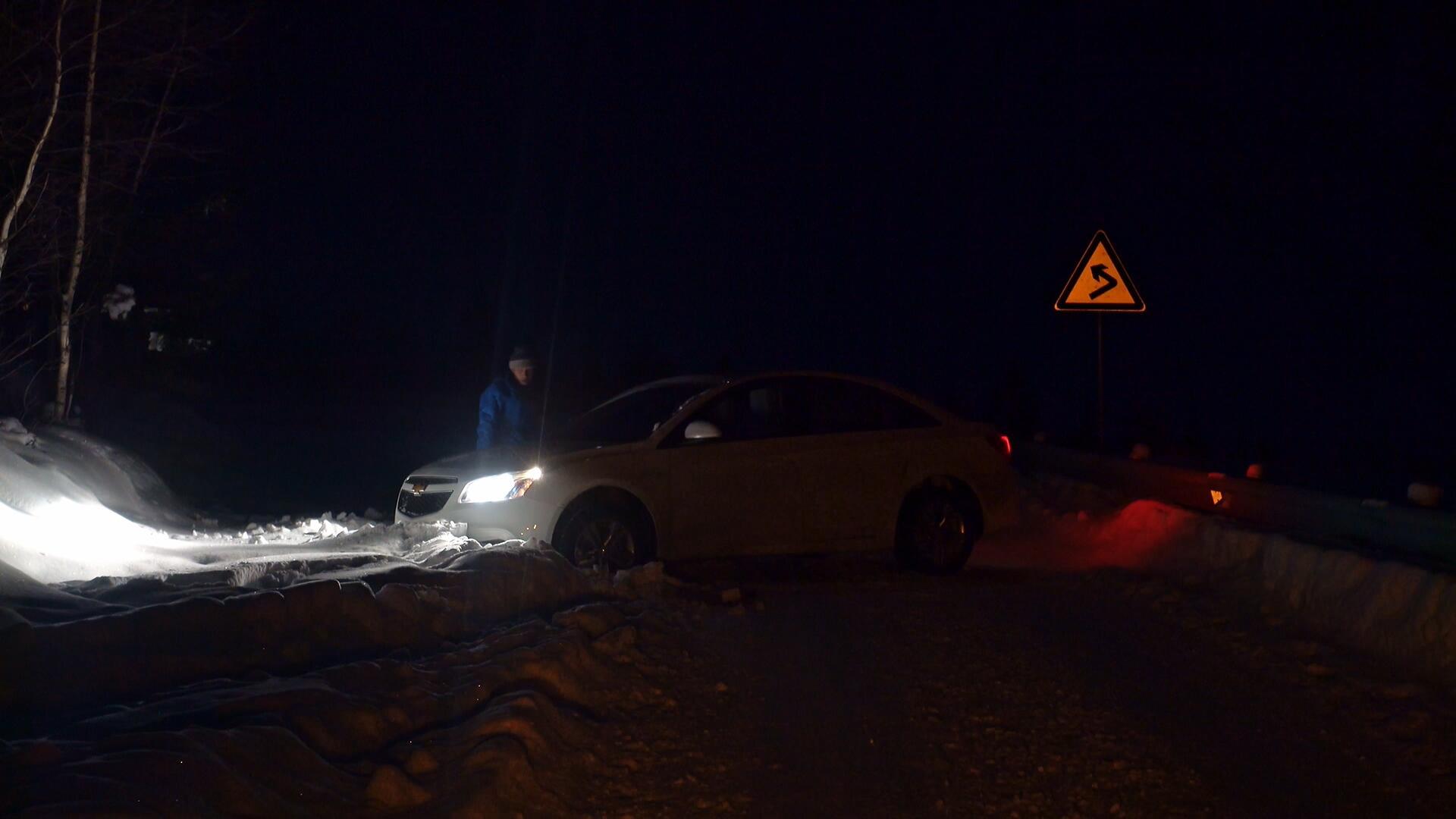雪地山路汽车抛锚视频的预览图