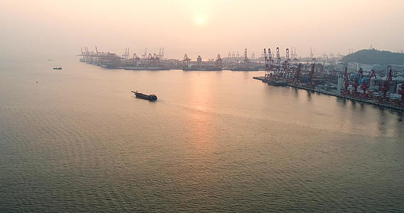 深圳蛇口集装箱码头的日落4K视频的预览图