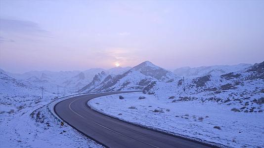 冬天驾驶山路的第一视角视频的预览图