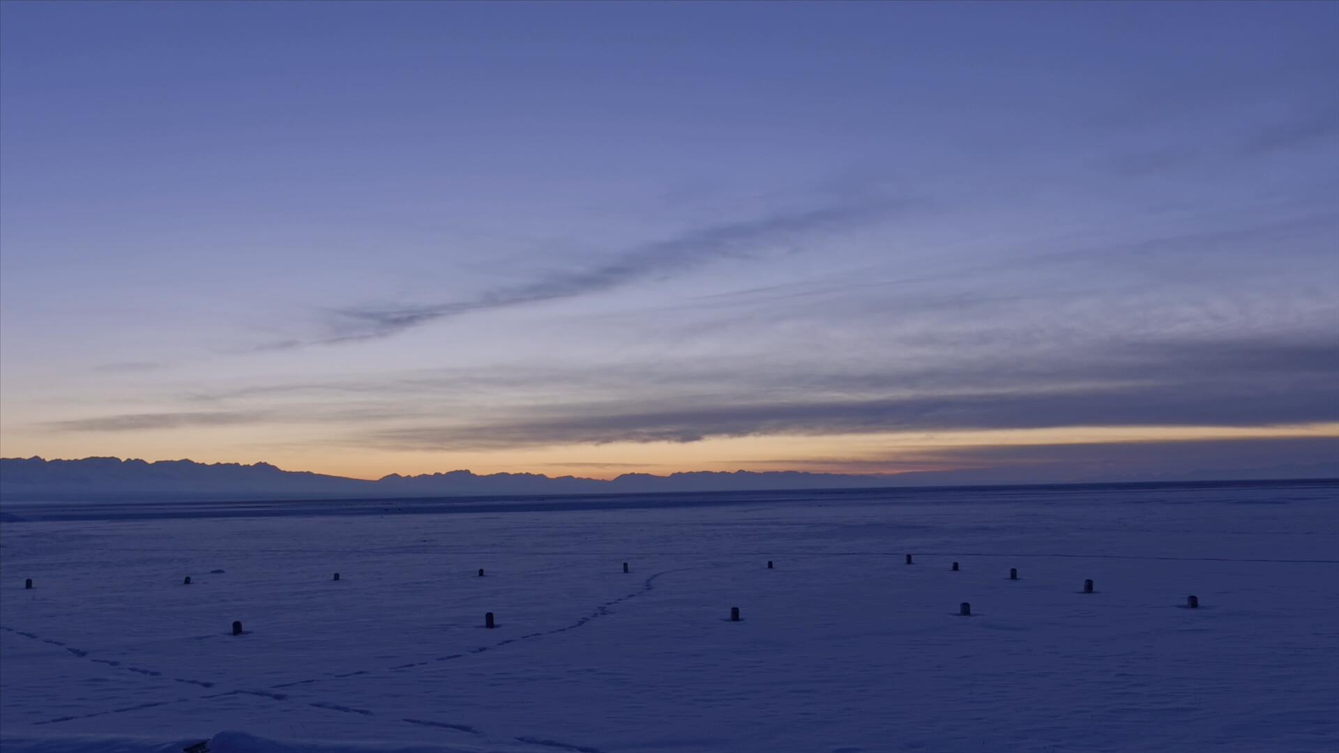 新疆巴音布鲁克草原雪景日出延时视频的预览图