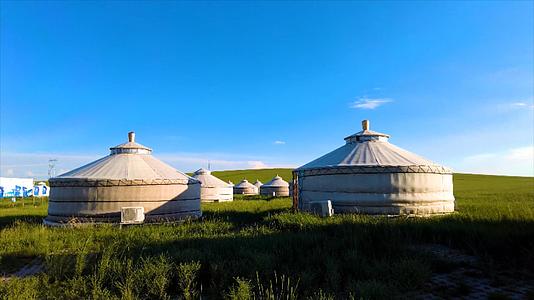 4k实拍蓝天白云下碧绿的草原上散落的蒙古包群视频的预览图