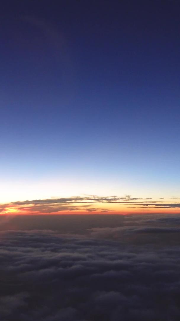 万米高空云层上的蓝天夕阳余晖云海云海视频的预览图