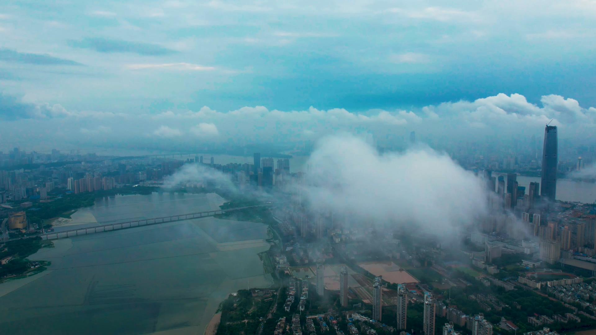 4K平流雾云端之下的都市风光延时视频素材视频的预览图