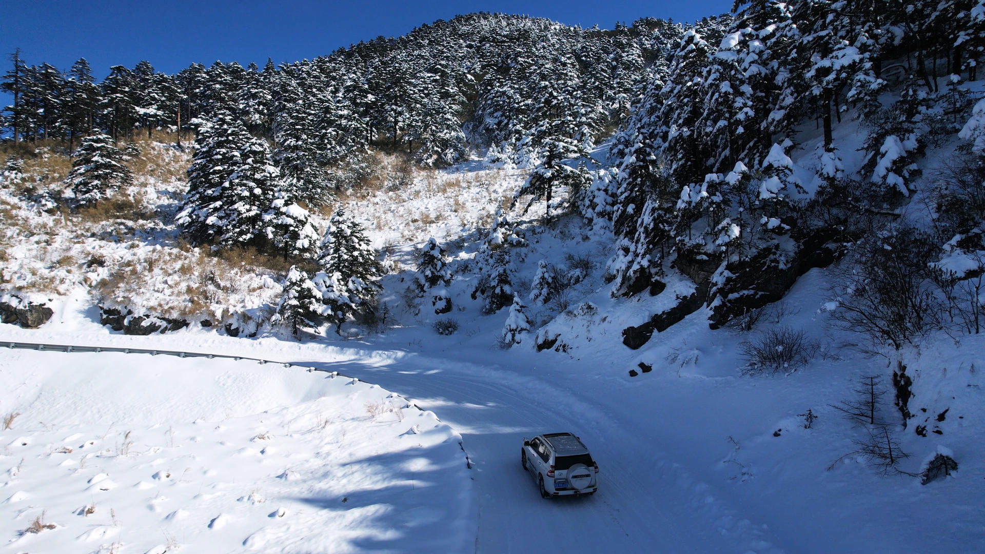 航拍湖北5A级旅游景区神农架雪景自然道路交通汽车4k素材视频的预览图