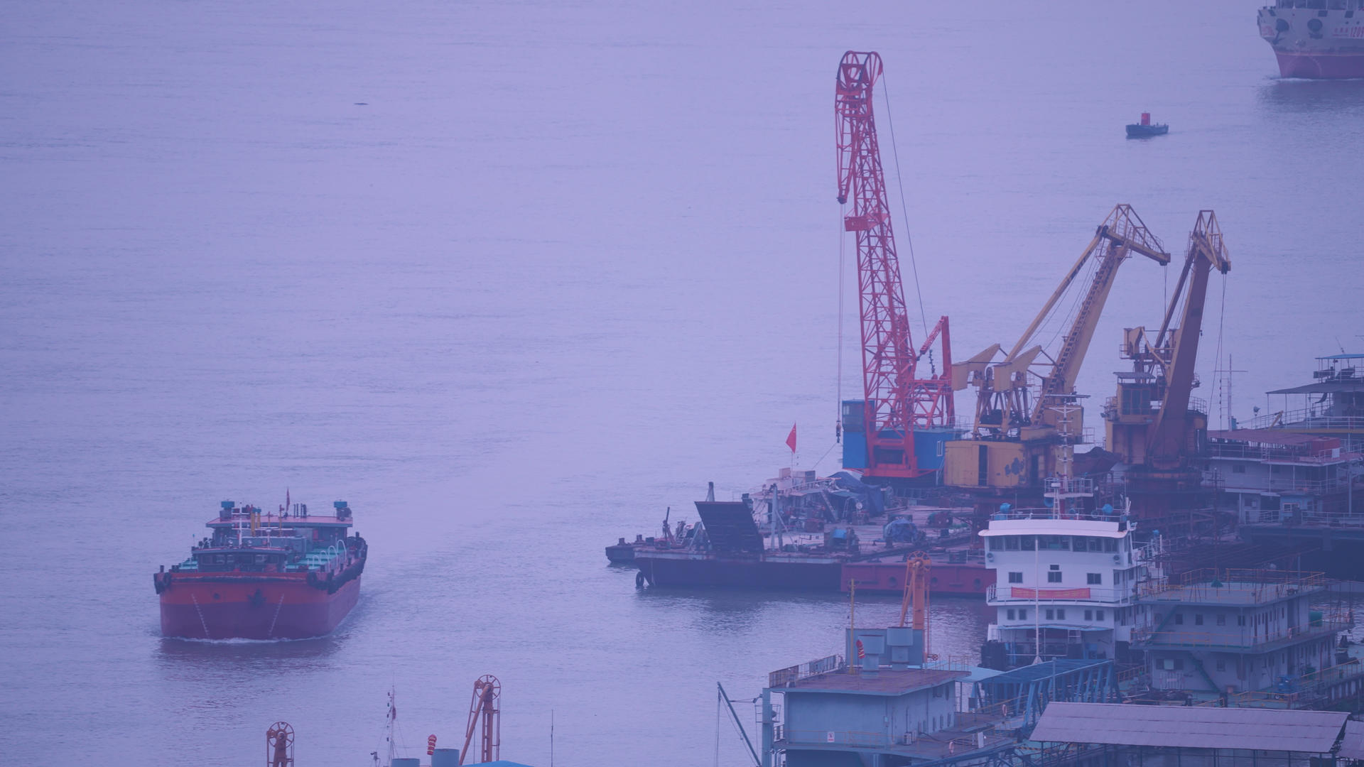 慢动作升格拍摄长江边港口码头物流货轮4k素材视频的预览图