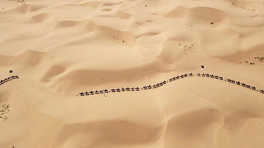 4k航拍宁夏中卫腾格里沙漠视频的预览图