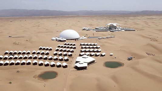 4k航拍宁夏中卫腾格里沙漠星星酒店视频的预览图