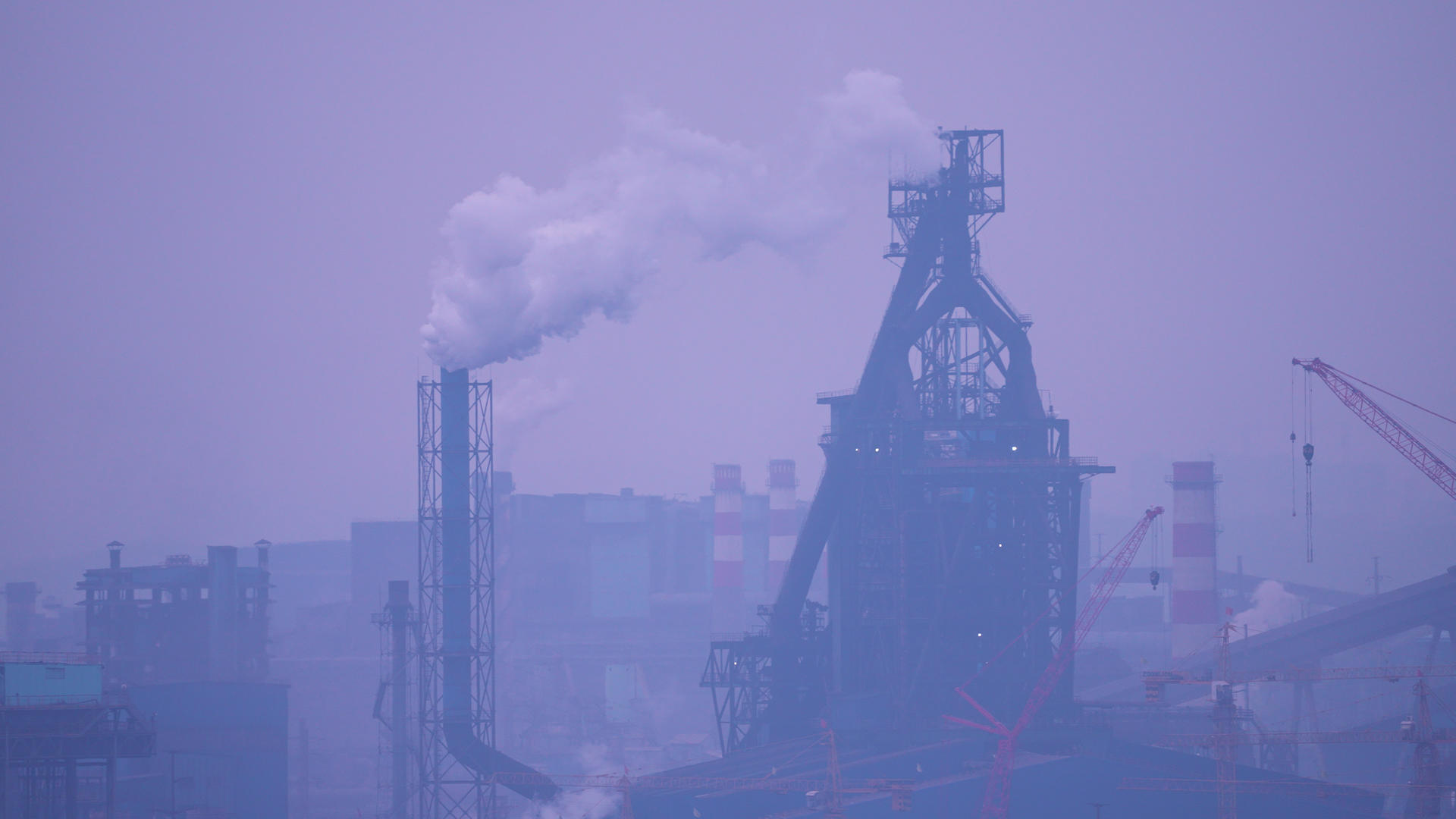 慢动作升格城市环保制造业工厂烟囱设备4k素材视频的预览图