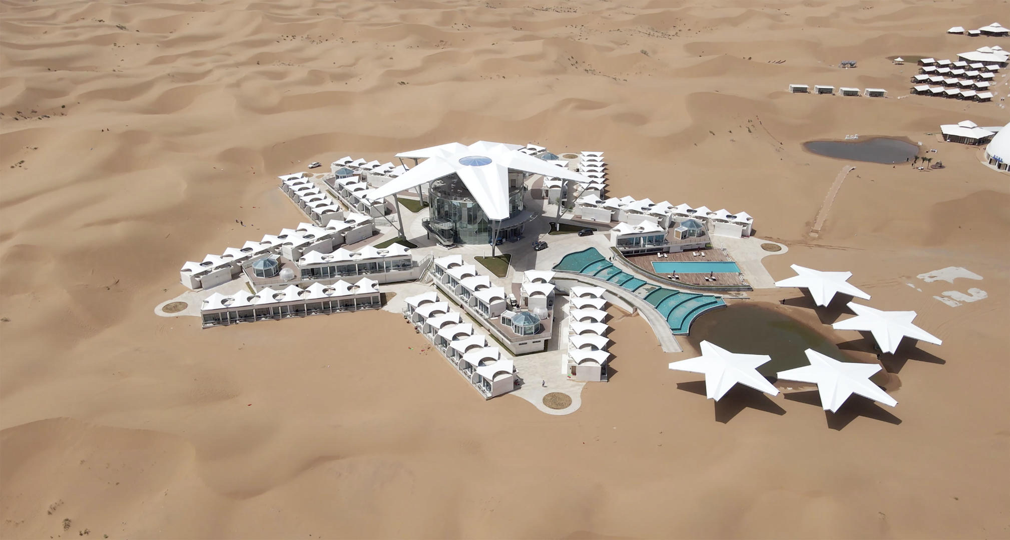 4k航拍宁夏中卫腾格里沙漠星星酒店视频的预览图