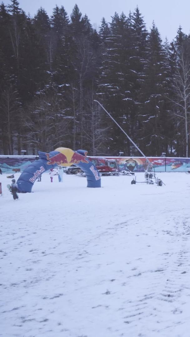 周末滑雪场拿着雪具去滑雪的人视频的预览图