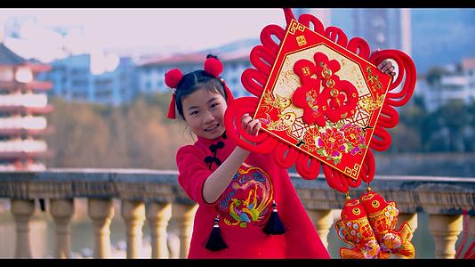 4K实拍新年唯美喜庆小女孩拿着中国结跳舞视频素材视频的预览图