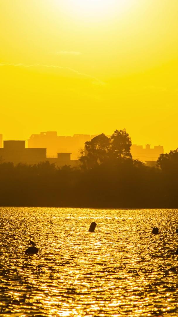 夕阳西下大河上的延时摄影视频的预览图