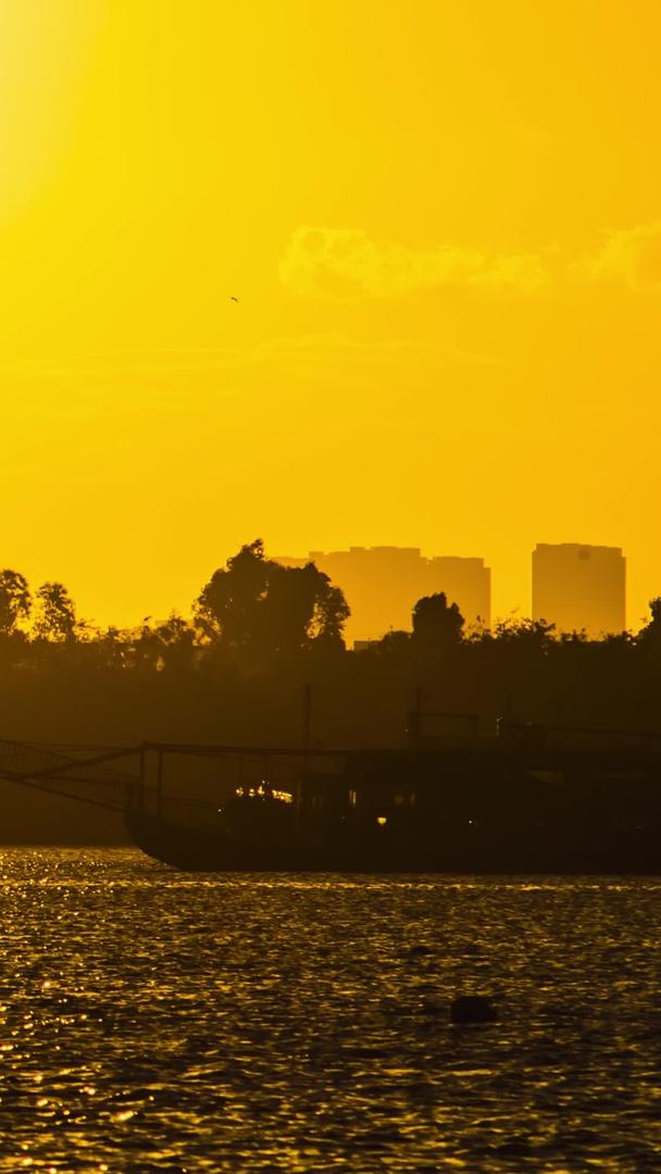 夕阳西下大河上的延时摄影视频的预览图