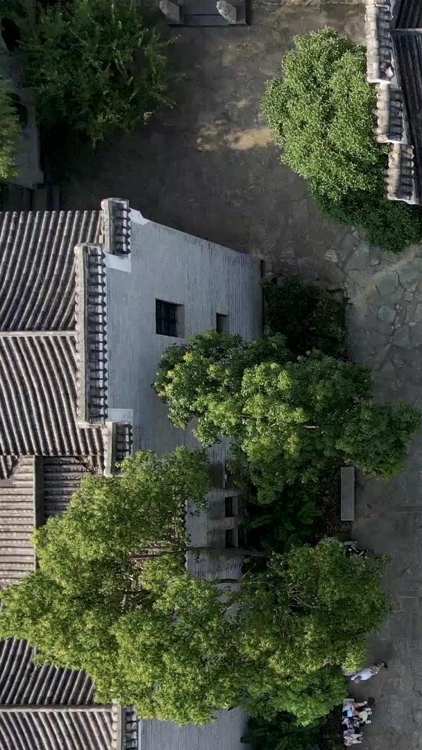古镇建筑与自然风光的徽派风格视频的预览图