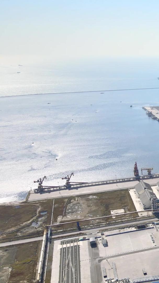 盘锦港口航拍起重机视频的预览图