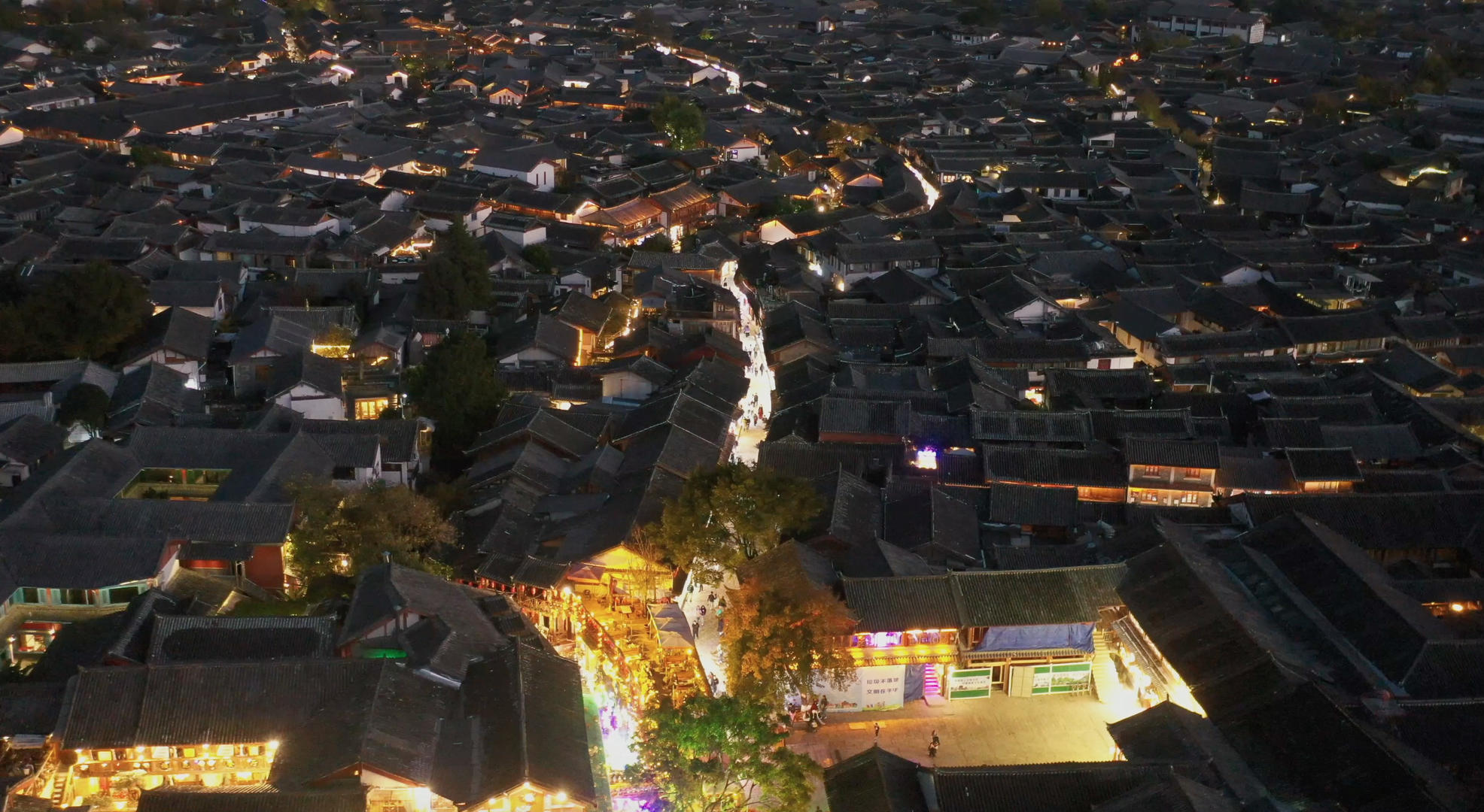 云南丽江古城夜景航拍4K视频视频的预览图