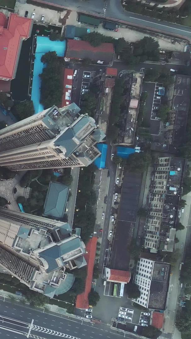 航拍风光城市金融中心写字楼楼顶商用直升机停机坪材料视频的预览图