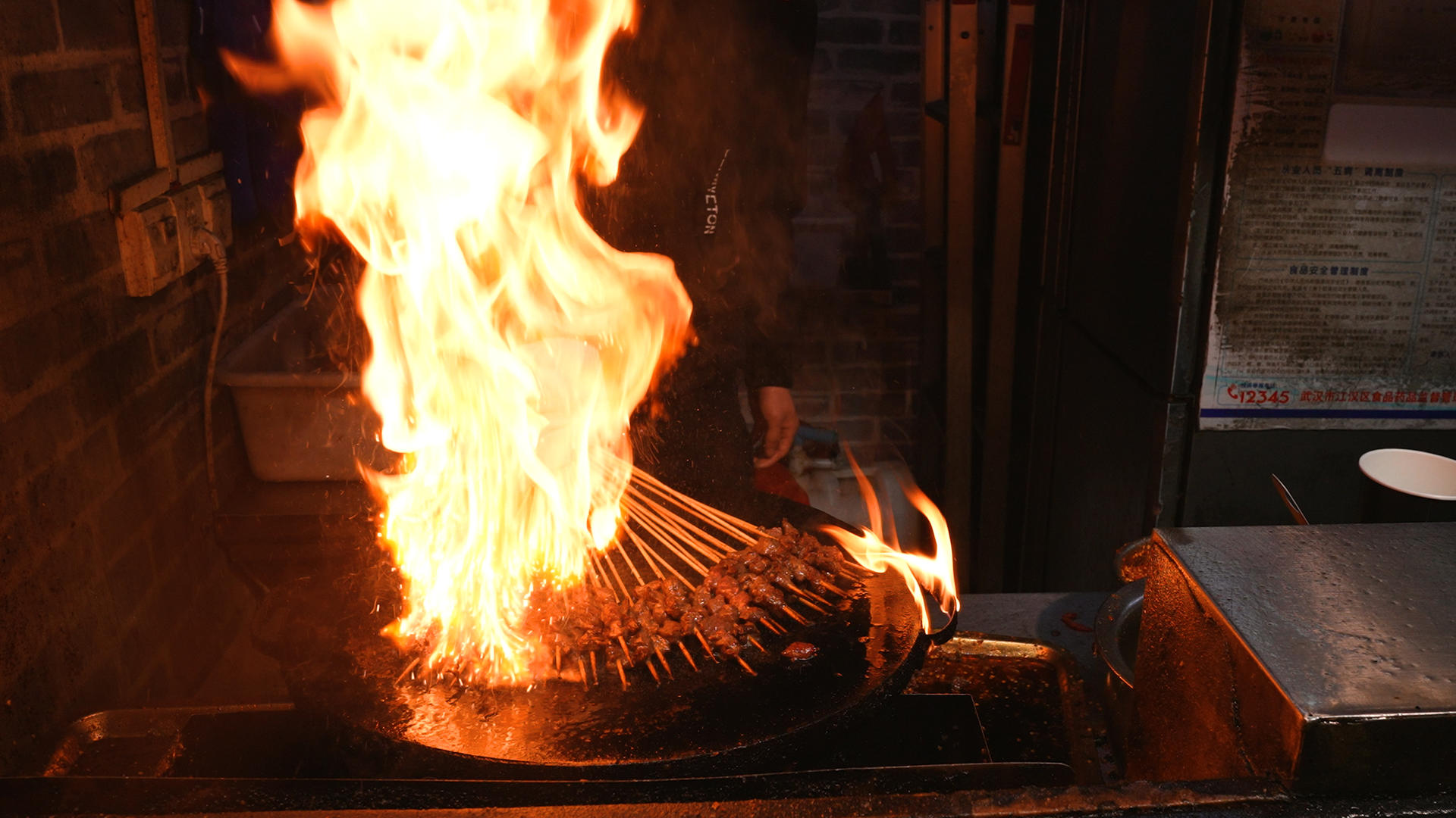 4k素材慢动作升格拍摄铁板火焰烤肉中式美食小吃视频的预览图