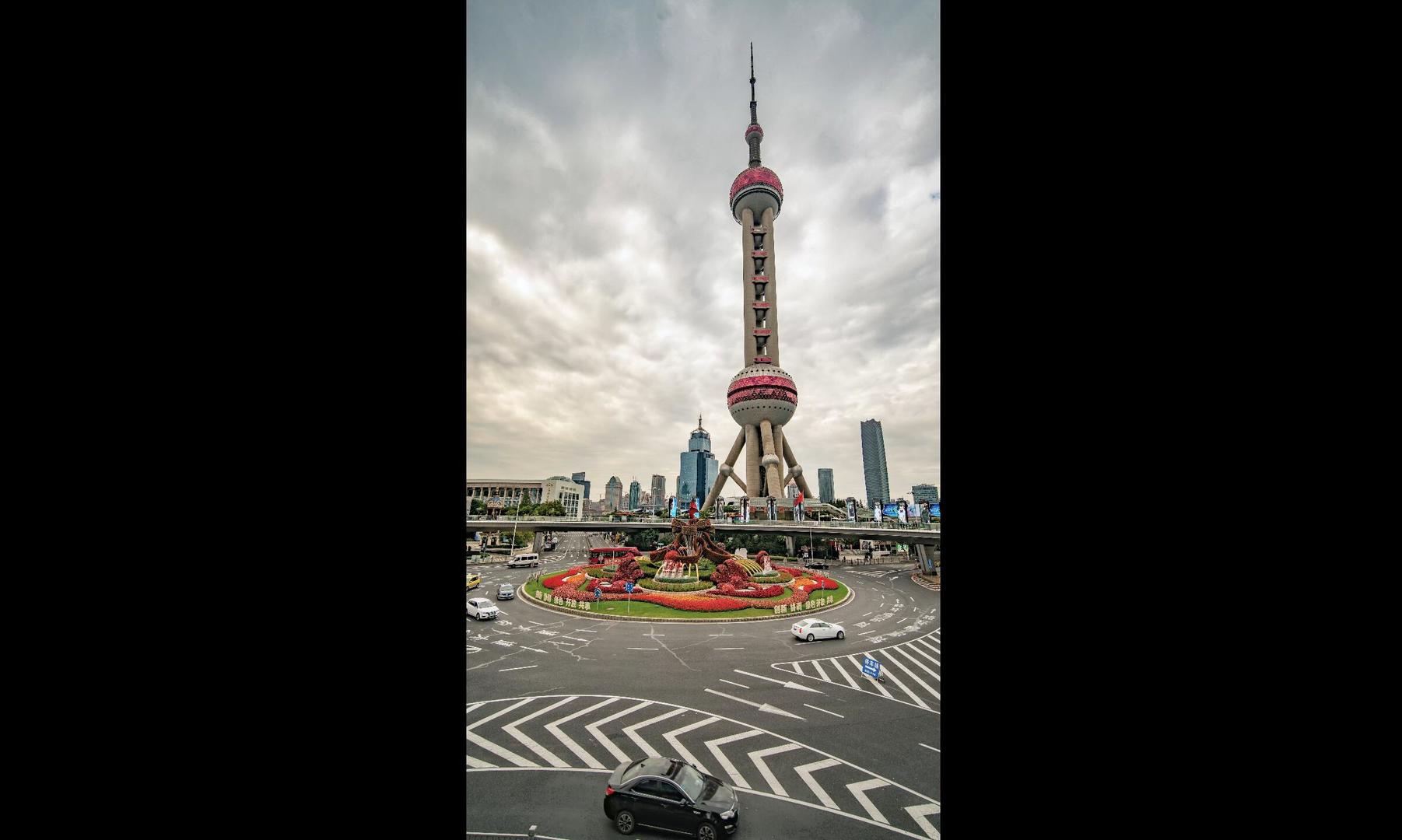 8k上海金融陆家嘴地标中心东方明珠交通竖屏延时视频的预览图