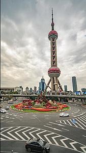 8k上海金融陆家嘴地标中心东方明珠交通竖屏延时视频的预览图