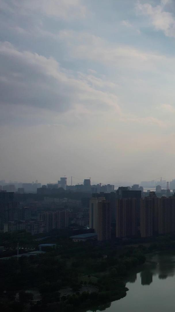 航拍城市地标天际线高楼长江江景天空自然风光素材视频的预览图