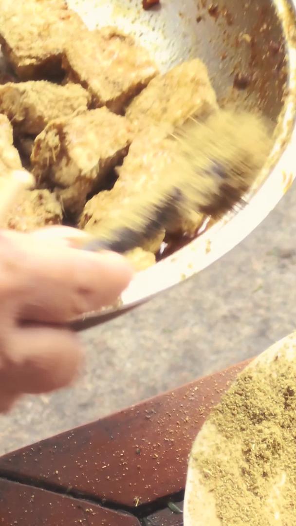 家居生活中式湖南美食小吃油炸臭干子制作工艺素材视频的预览图