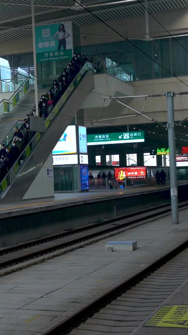 京沪高铁复兴号到达站台实拍视频的预览图