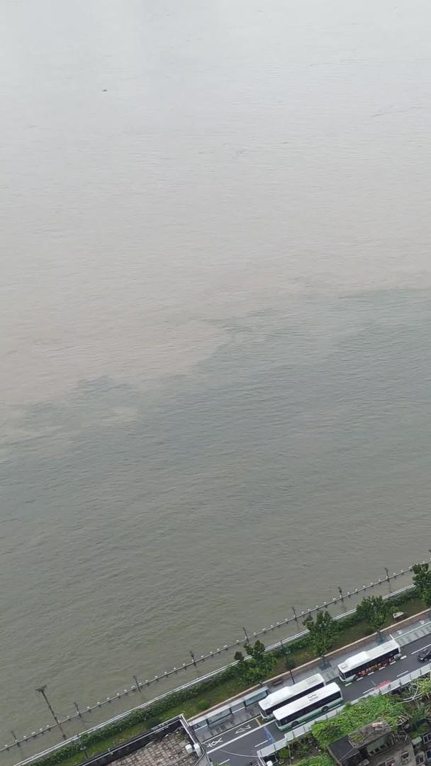 长江中下游防汛期航拍最危险的部分是监测洪水的龙王庙段水位线标识塔材料视频的预览图