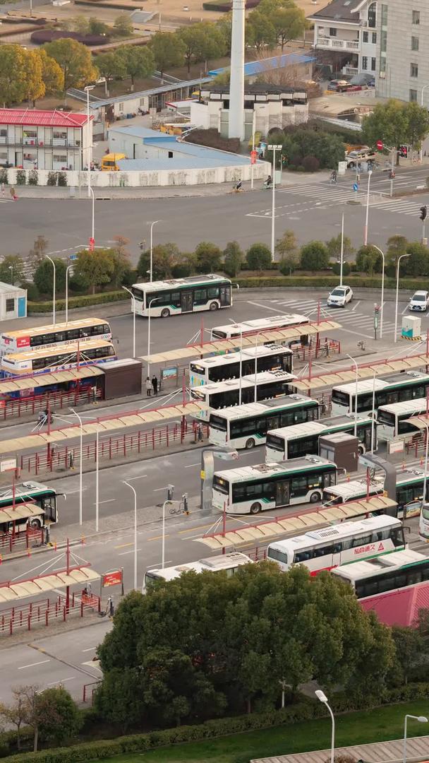 城市公交车站公交车人流延迟摄影视频的预览图