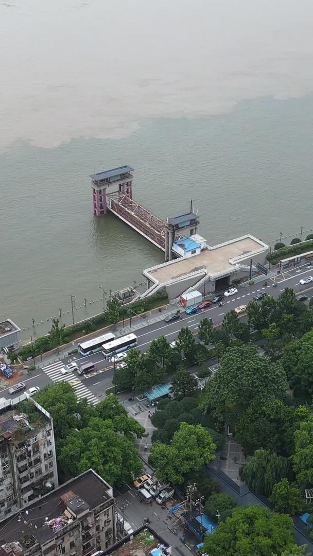 长江中下游防汛期航拍最危险的部分是监测洪水的龙王庙段水位线标识塔材料视频的预览图