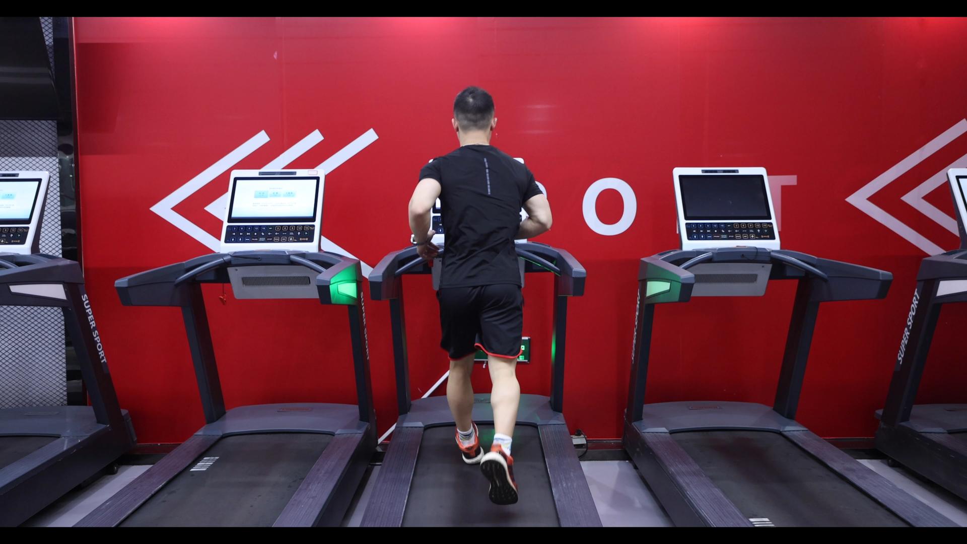 4K跑步机上健身锻炼的男性视频的预览图