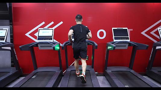4K跑步机上健身锻炼的男性视频的预览图