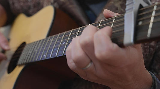 弹吉他的人特写镜头器乐表演培训4k艺术素材视频的预览图