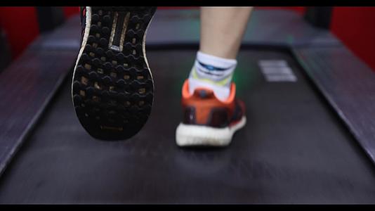 4K跑步机上健身锻炼的脚部特写视频的预览图