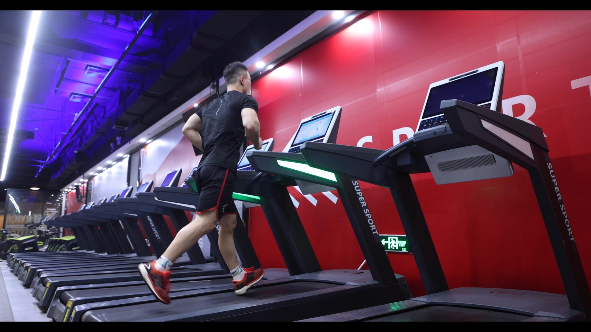 4K男性在跑步机上锻炼视频的预览图