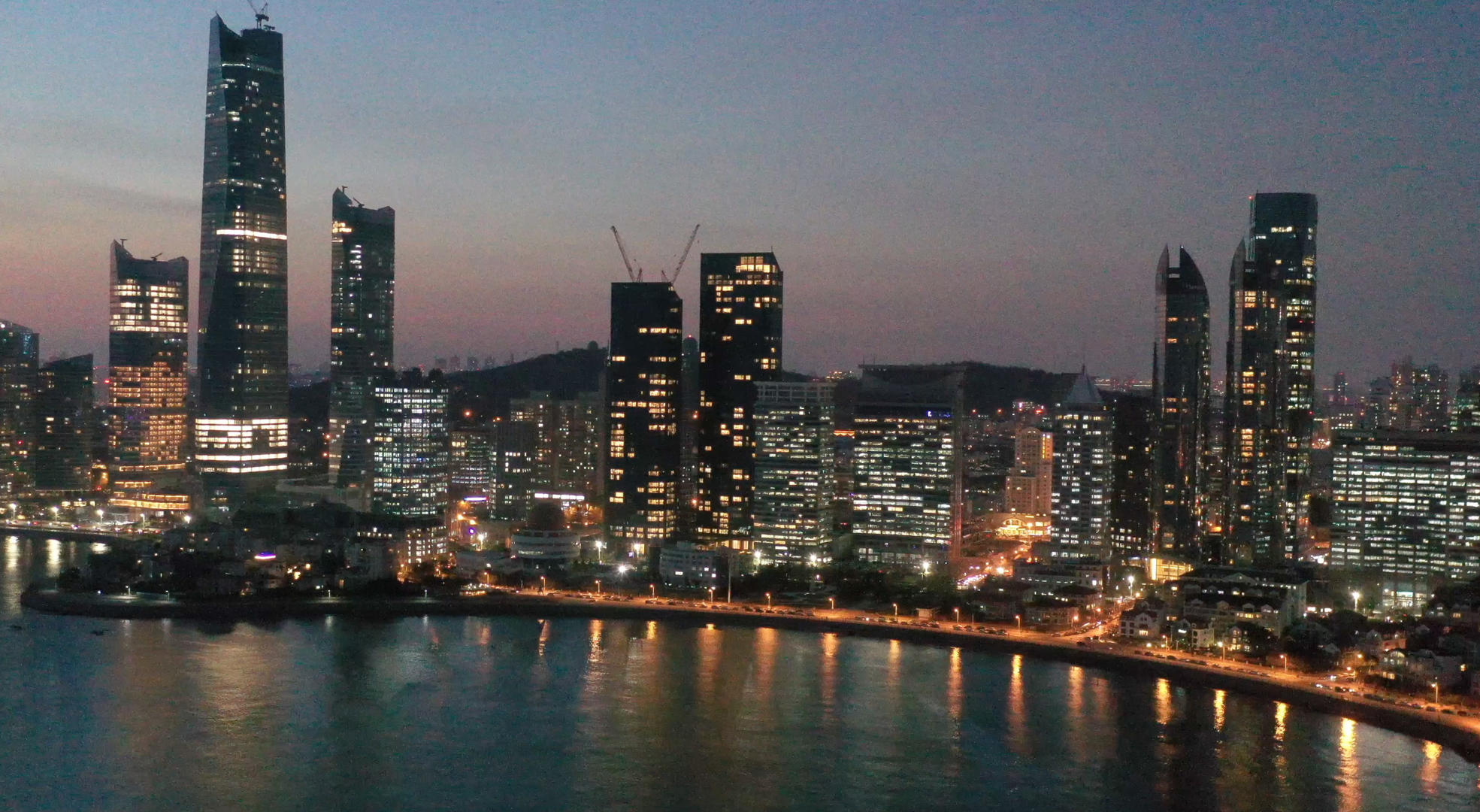 青岛城市夜景航拍4K视频视频的预览图