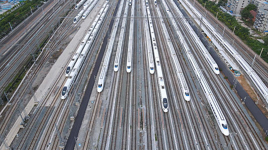 航拍城市交通轨道车站排列整齐万剑齐发的高铁动车列车4k素材视频的预览图