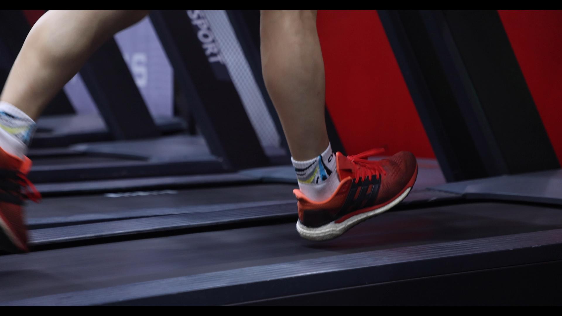 4K跑步机健身特写视频的预览图