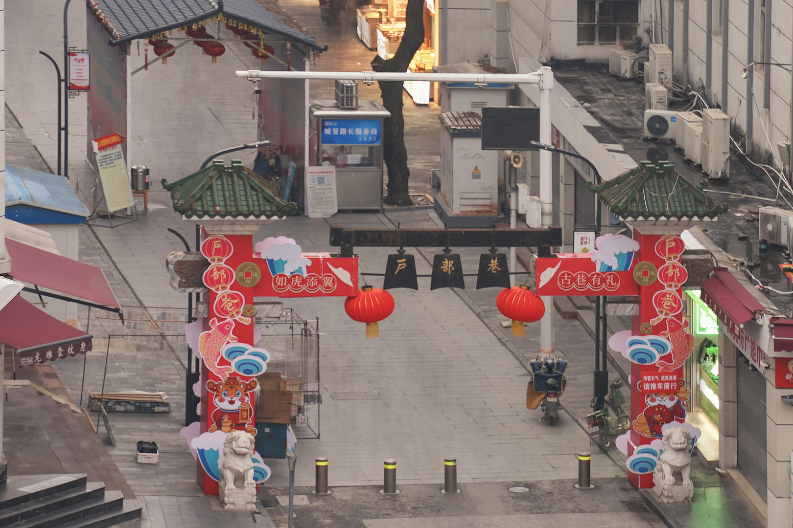 航拍延时摄影湖北武汉旅游户部巷美食街街景人群4k素材视频的预览图