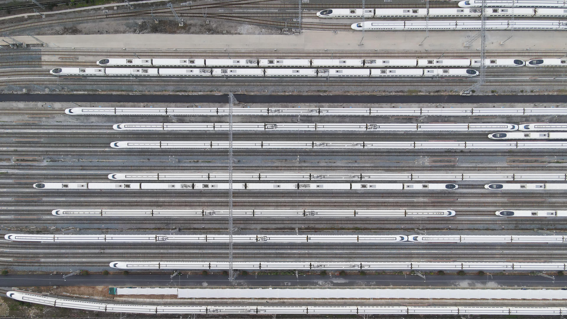 航拍俯拍城市轨道交通高铁列车动车素材视频的预览图