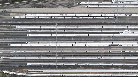 航拍俯拍城市轨道交通高铁列车动车素材视频的预览图