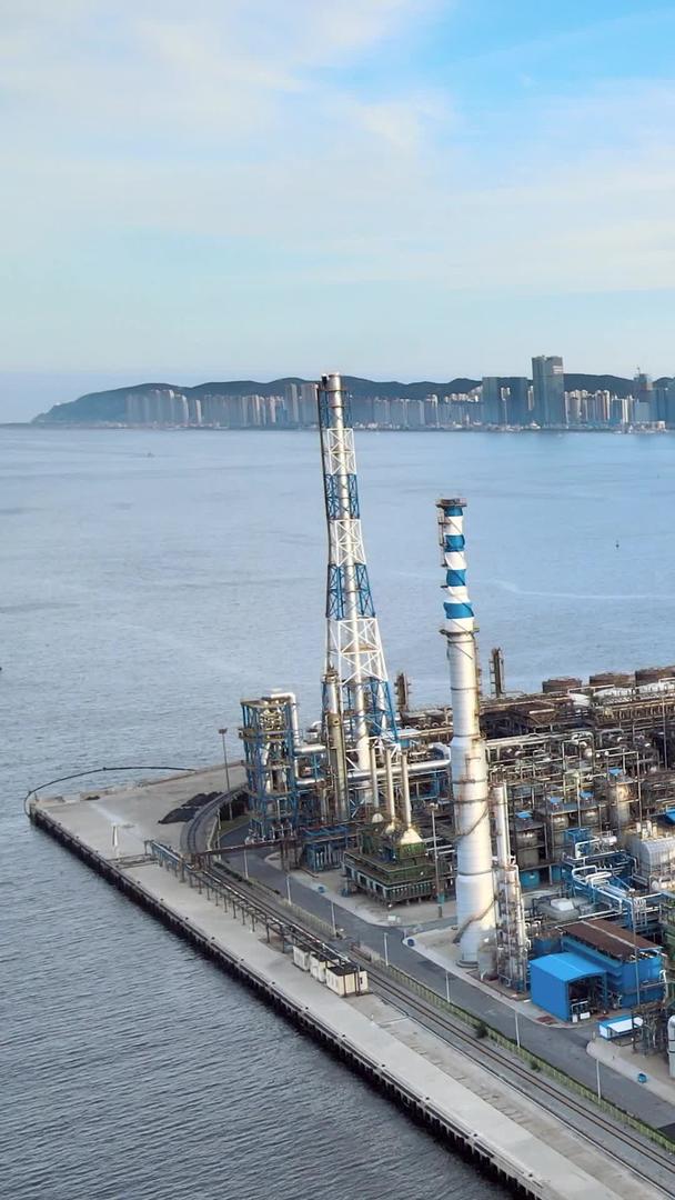 海滨城市大型石油石化厂区视频的预览图
