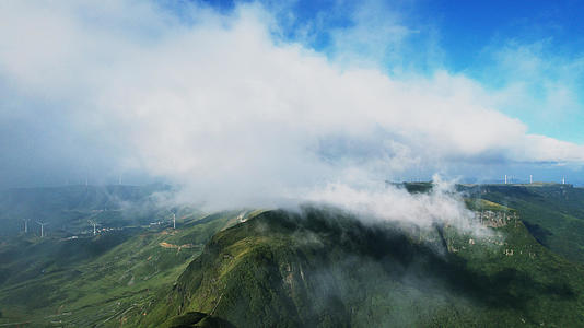 4K航拍贵州阿西里西韭菜坪大气穿越云层视频的预览图
