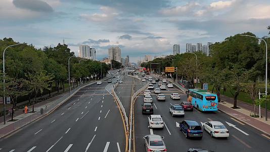 深圳城市交通主干道车流延时视频的预览图