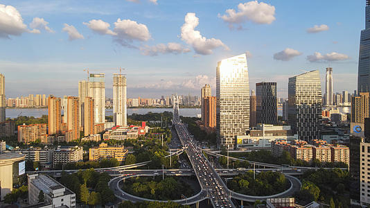 8k城市素材延时摄影航拍蓝天白云晴朗天空交通桥梁视频的预览图