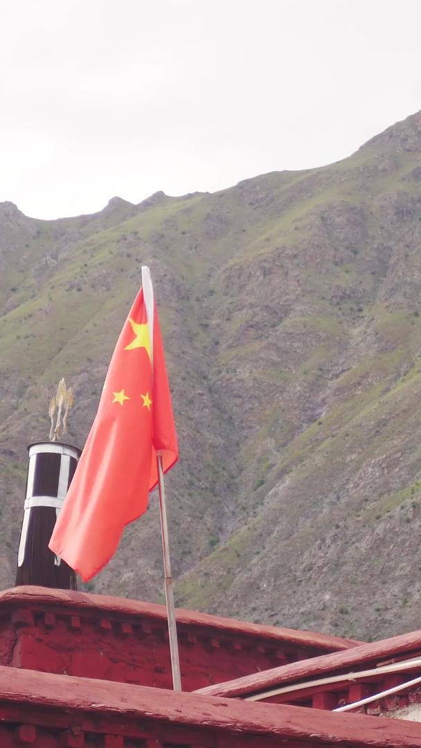 藏区爱国五星红旗飘扬视频的预览图