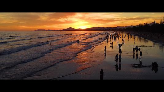 海边海滩日落黄昏流金火烧云视频的预览图
